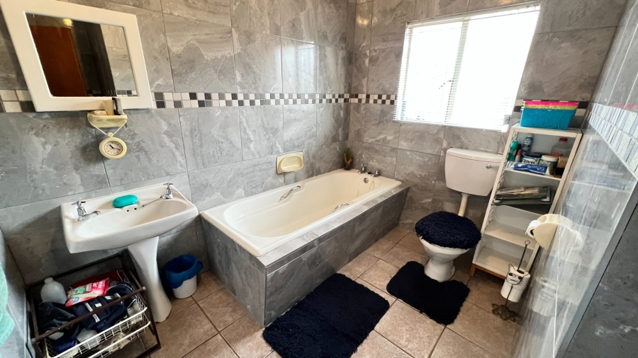 4 Bedroom Property for Sale in Langenhovenpark Free State